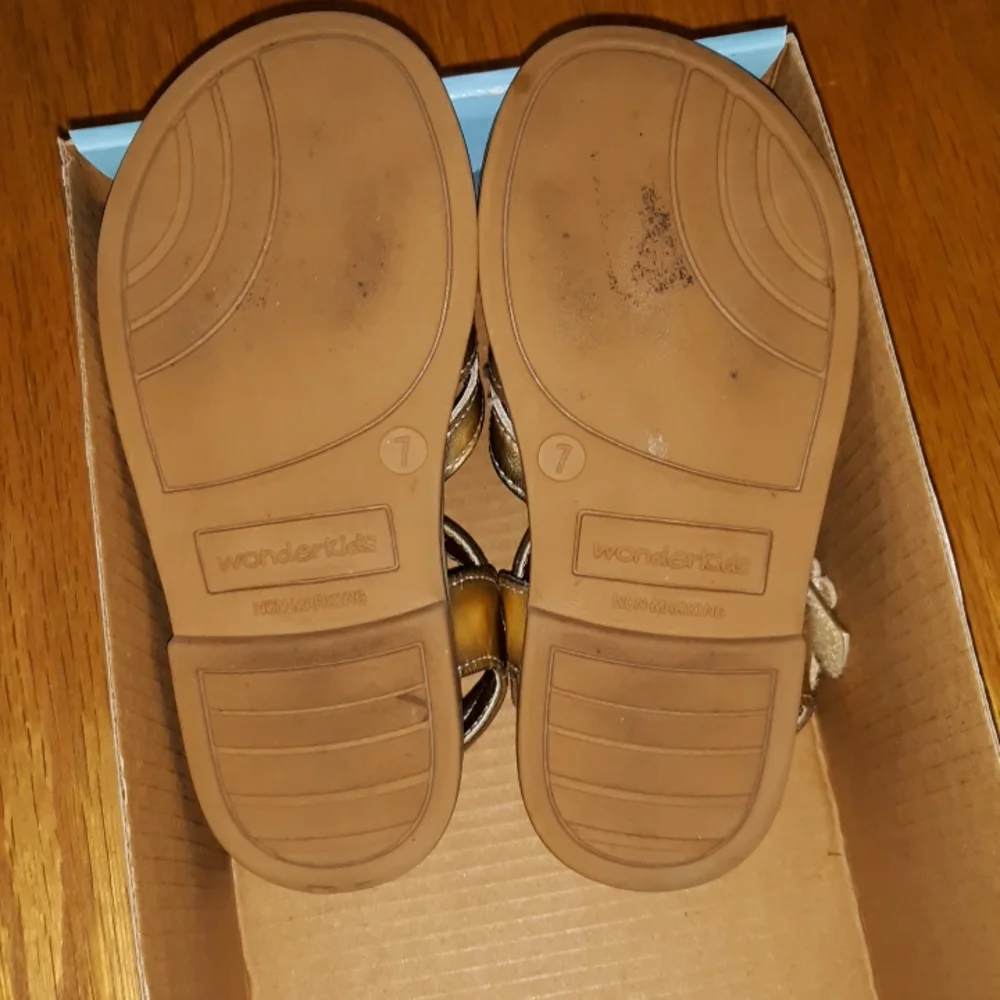 🌞 Wonder Kids Gold Sandals Size 7 - Picture 5 of 7